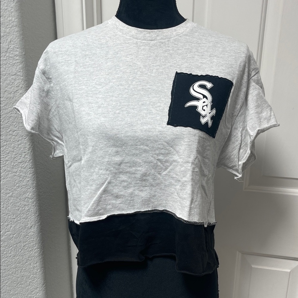 Chicago White Sox Cropped Tee - Heather grey & Black Pocket Logo